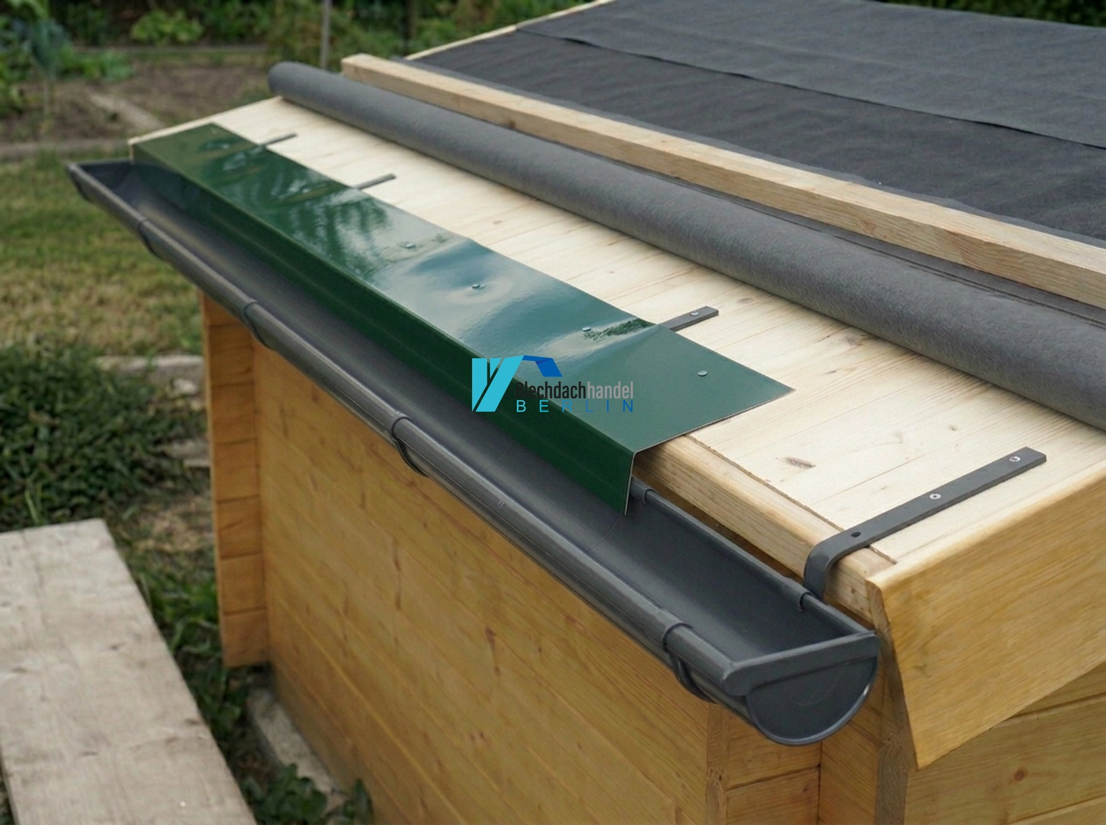 Traufblech RAL 6020 Chromoxidgrün – 0,5mm glänzend 25 µm Polyester — Detailansicht