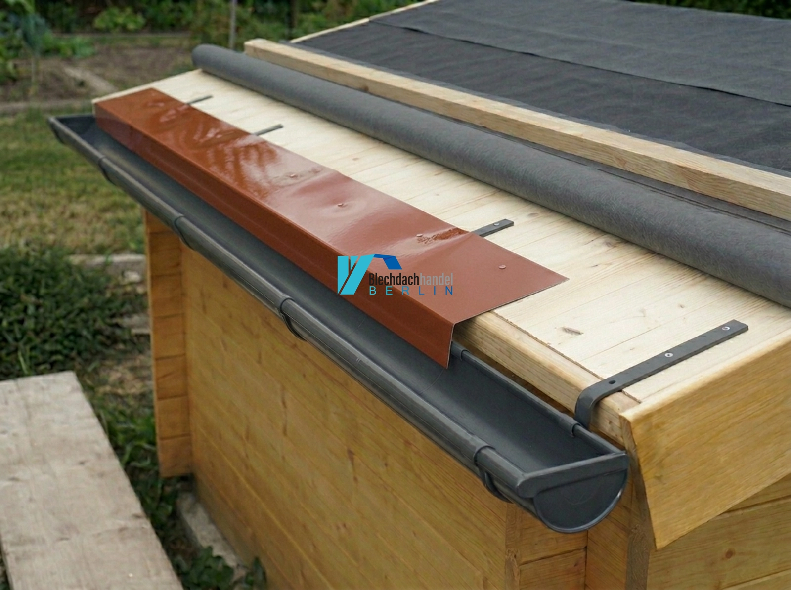 Traufblech RAL 8004 Ziegelrot – 0,5mm glänzend 25 µm Polyester — Detailansicht