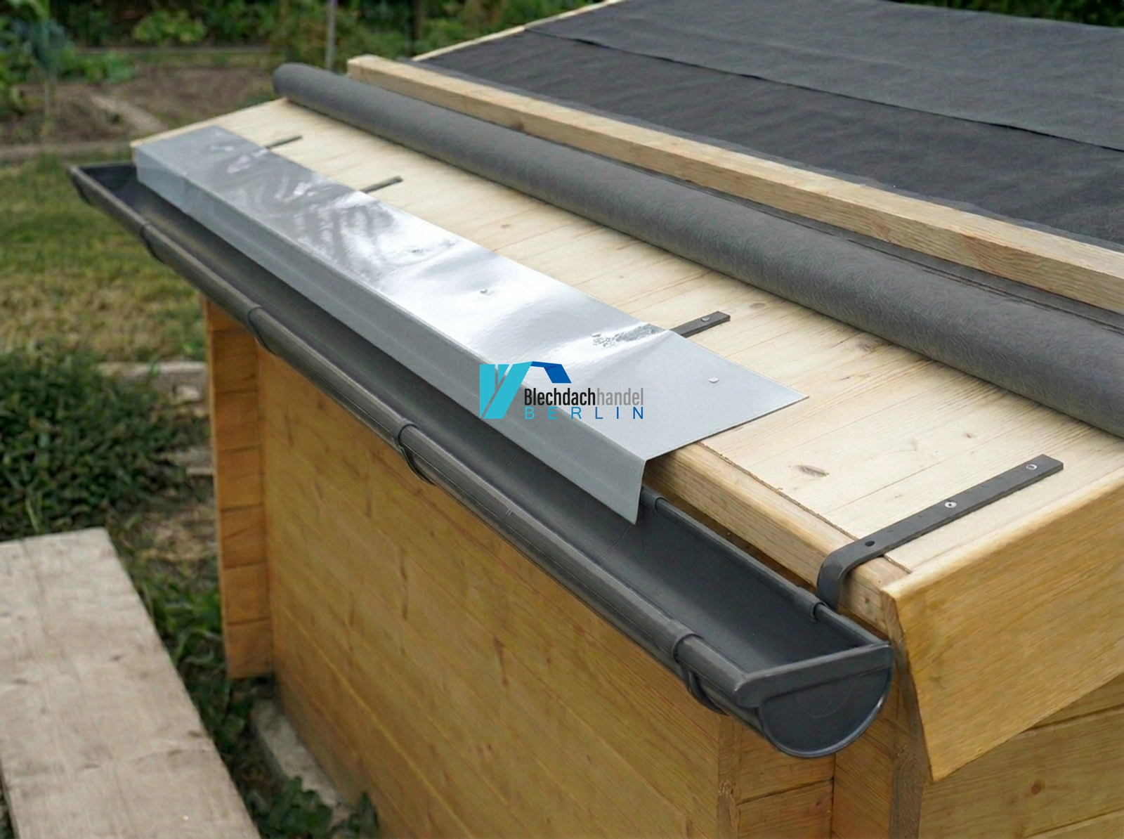 Traufblech RAL 9006 Weißaluminium – 0,5mm glänzend 25 µm Polyester — Detailansicht