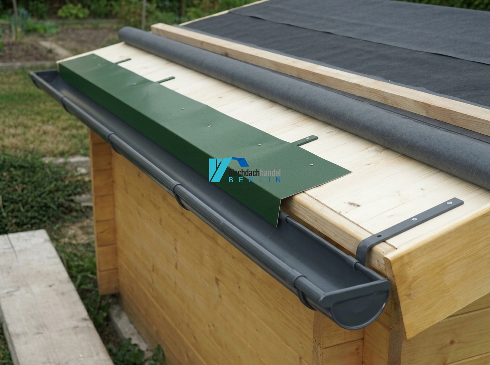 Traufblech RAL 6020 Chromoxidgrün – 0,5mm matt 35µm Polyester — Detailansicht